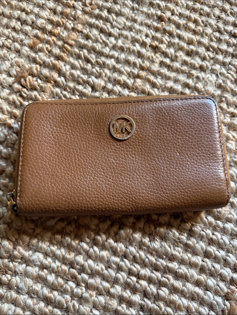 ⚜️ MICHAEL KORS FULTON FLAT PEBBLED LEATHER ZIP AROUND POUCH WALLET COGNAC ⚜️